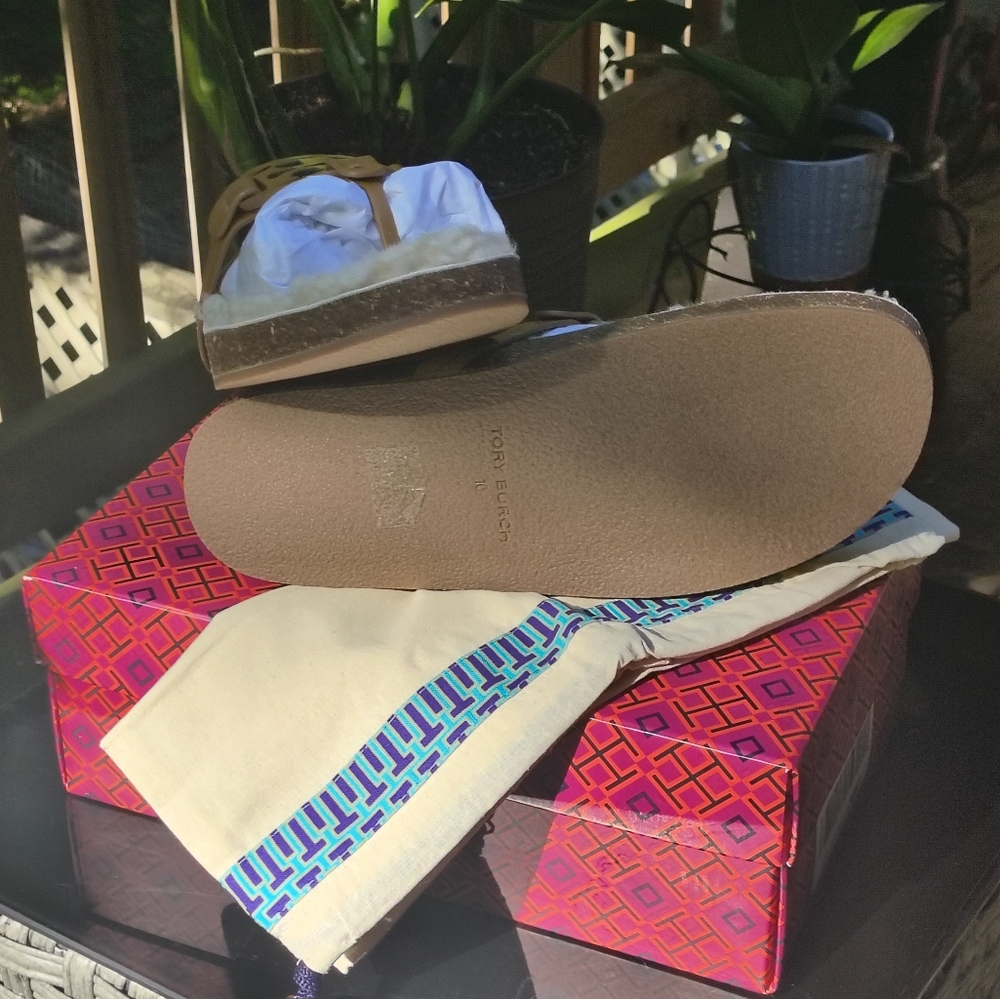 Tory Burch Brown Shearling Sandals with Cutout Design - Picture 4 of 5